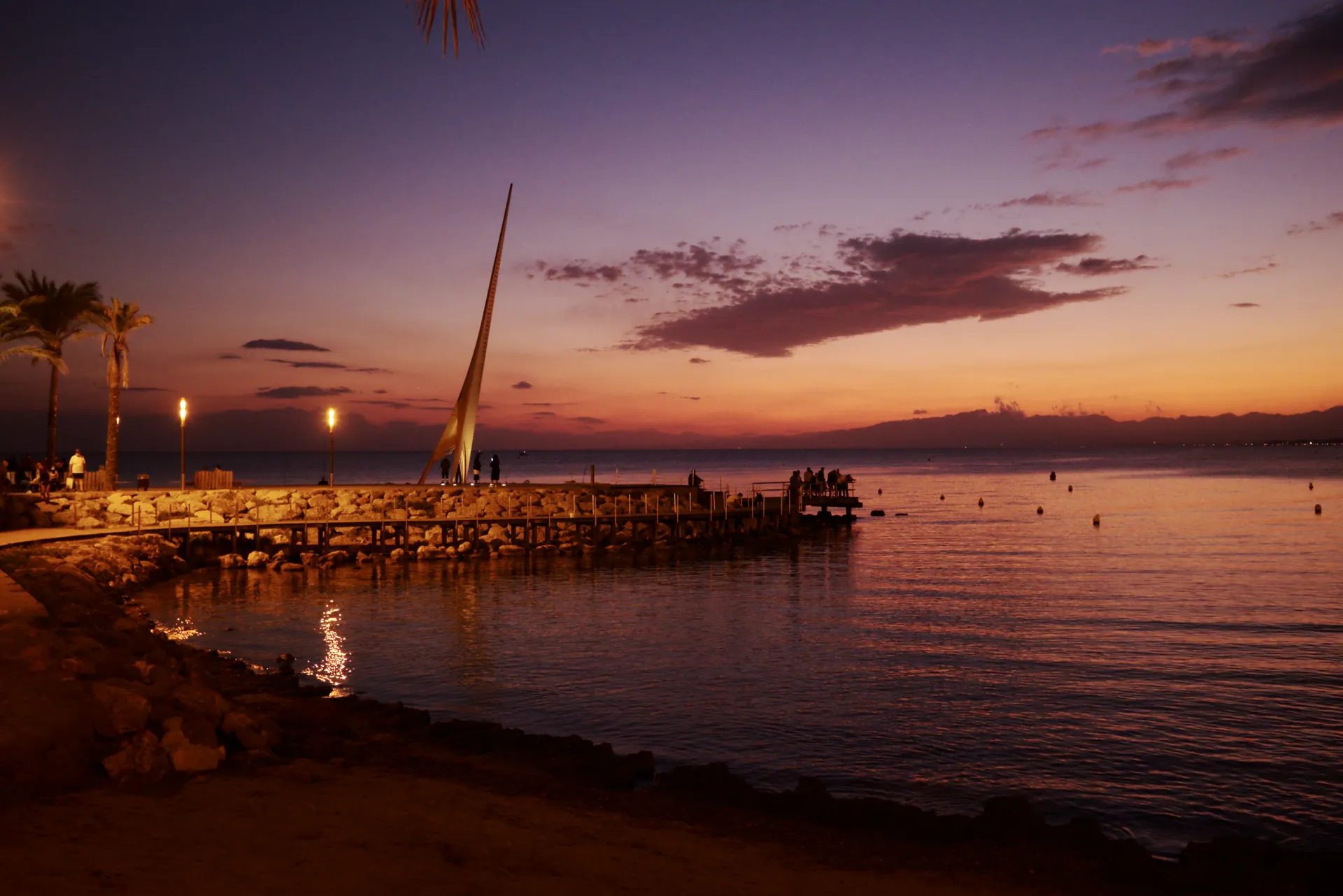 Playa de Llevant de Salou al atardecer frente al Mediterráneo
